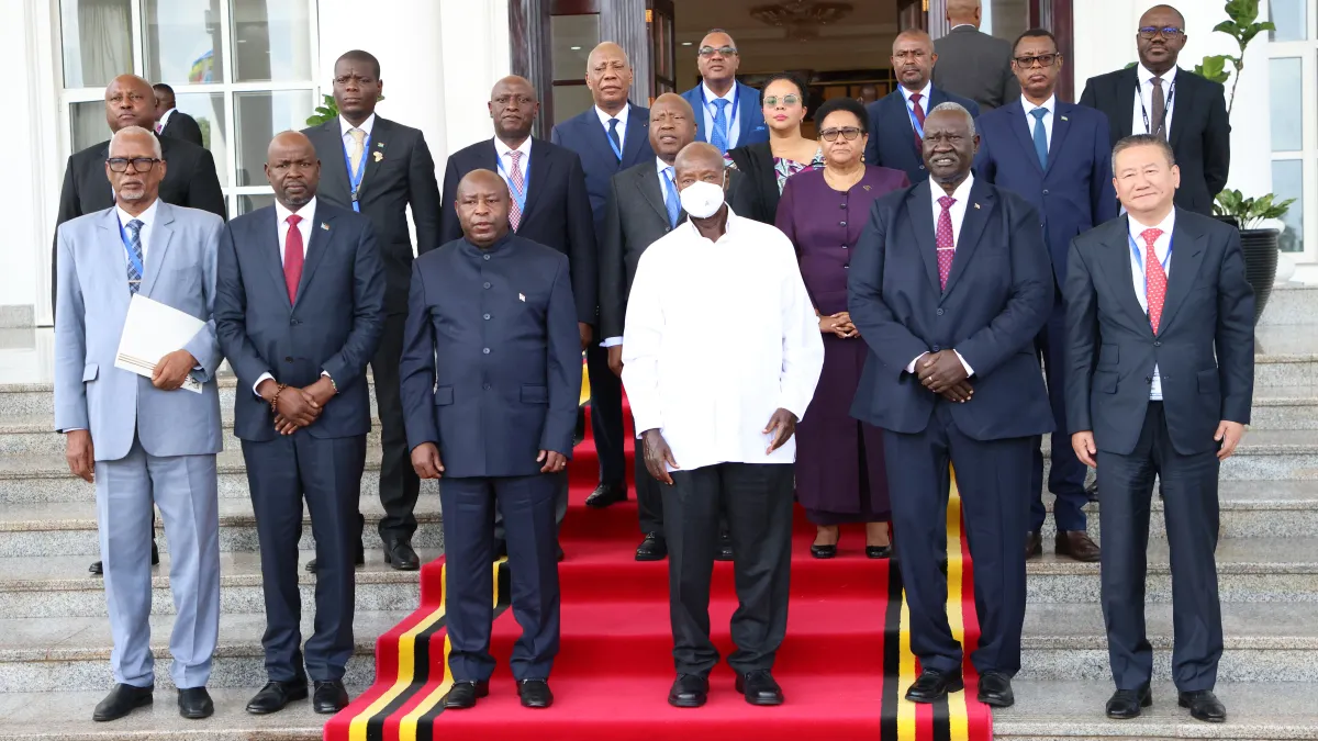 Le président Museveni accueille les dirigeants régionaux à la State House d'Entebbe à l'occasion de la réunion de haut niveau du mécanisme régional de surveillance, le 28 mai 2025.