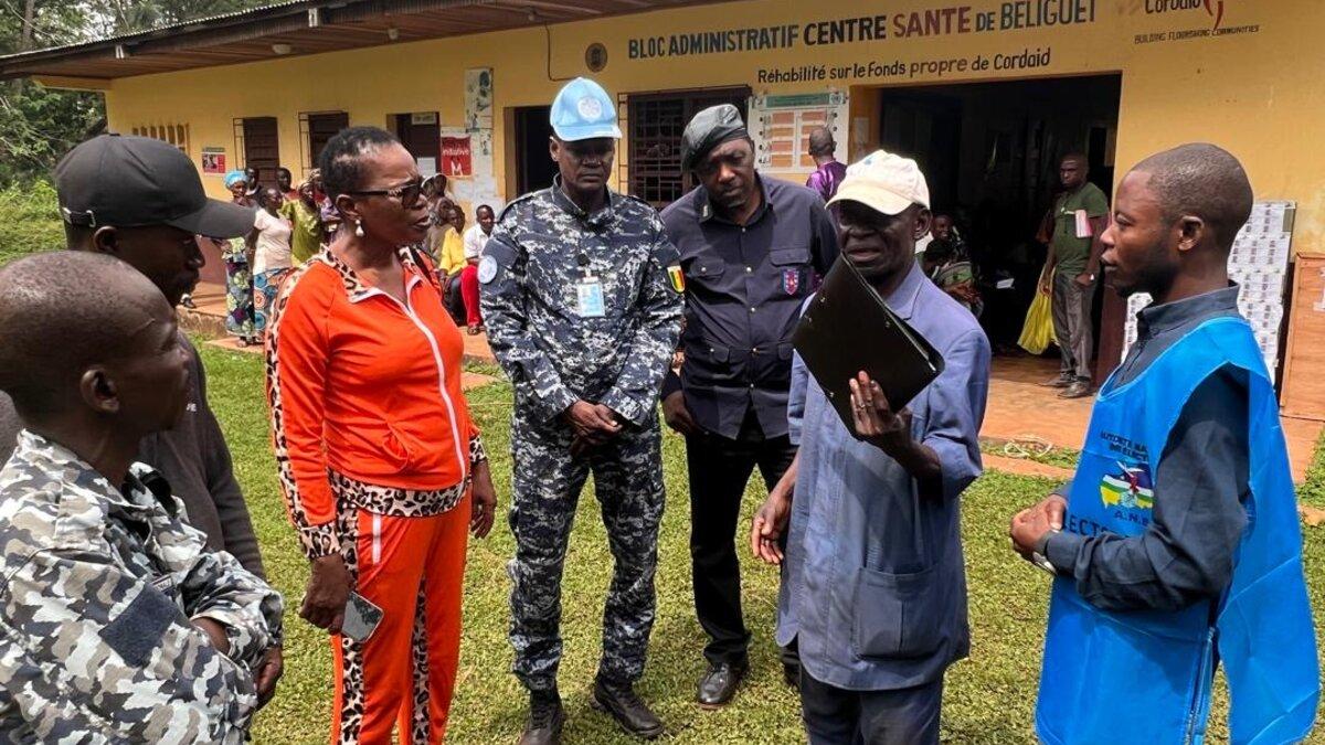 Un groupe d'individus discutent ensemble. 