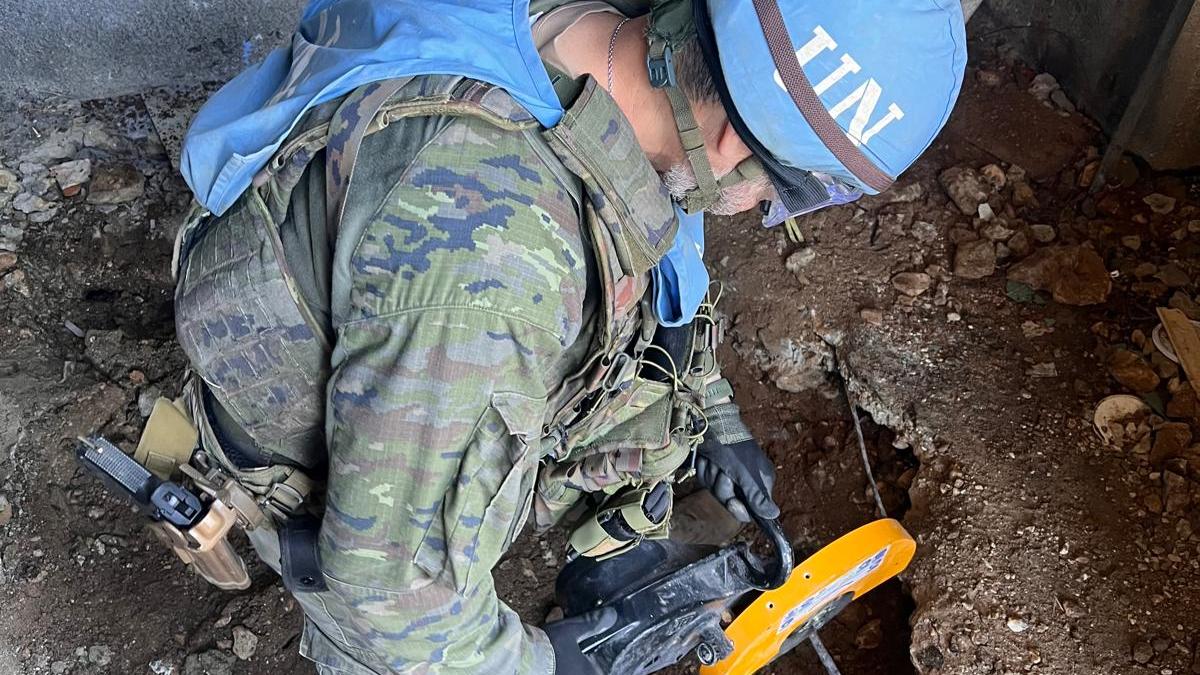 Peacekeepers support LAF in removing UXOs