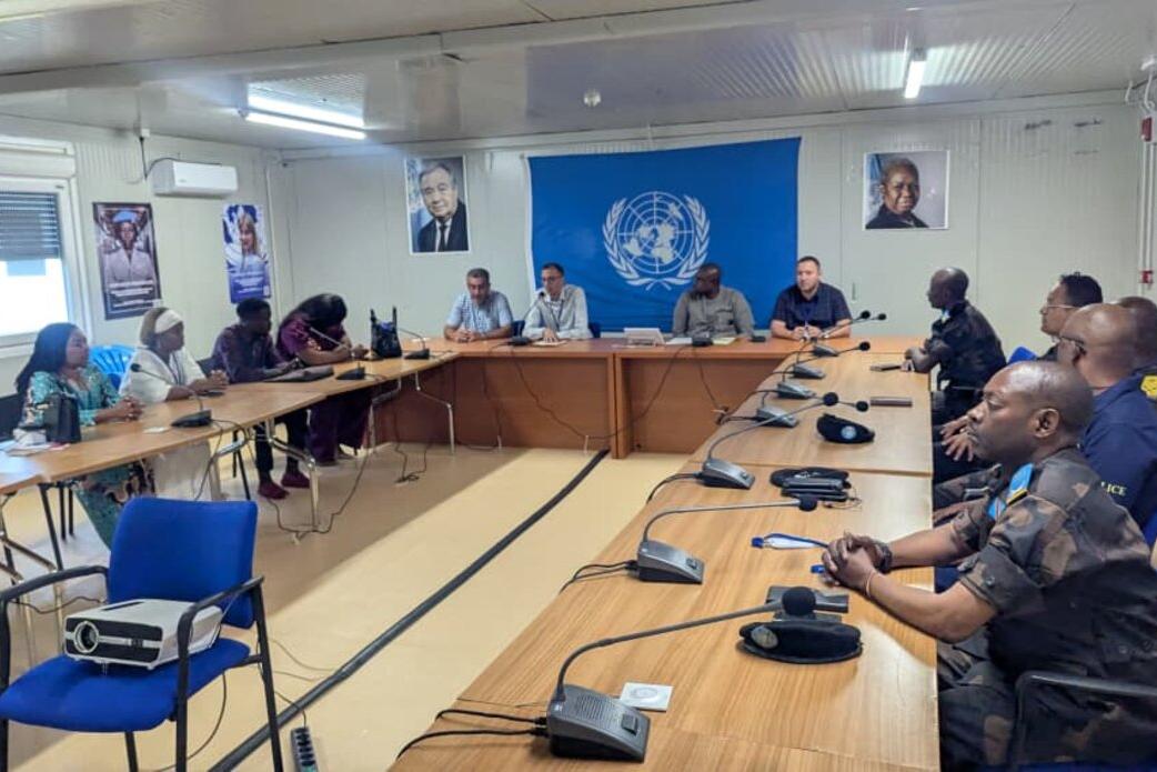 Formation en cours plusieurs personnes autour d'une table.