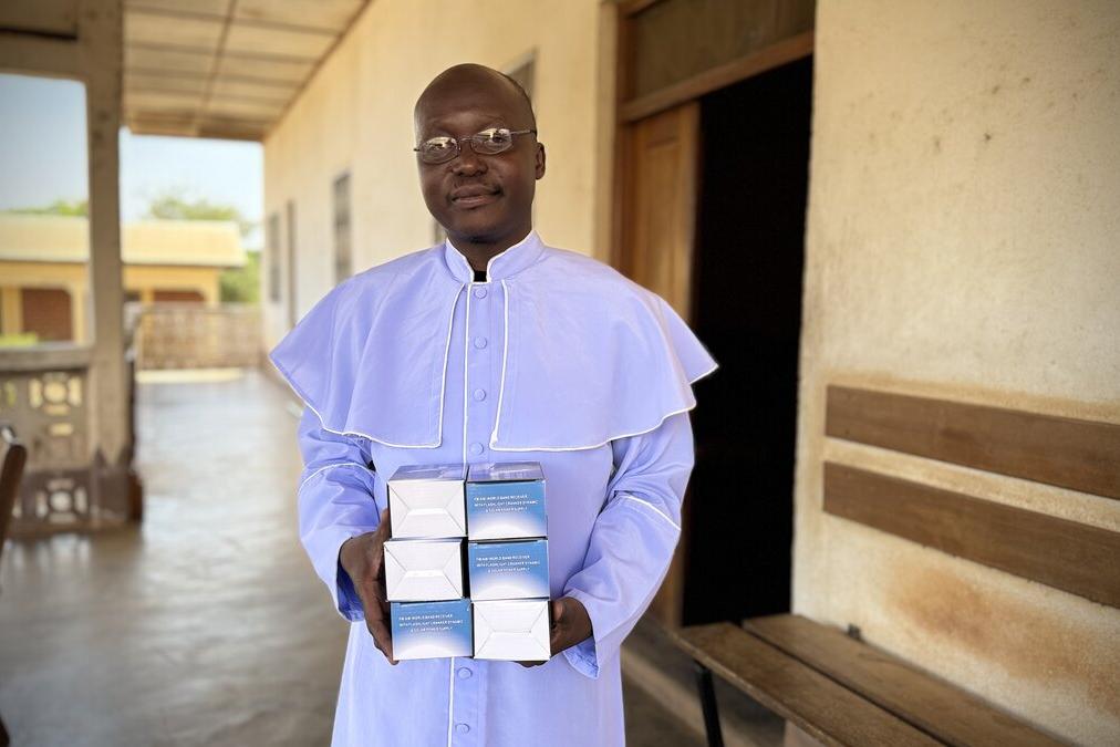 Un représentant religieux tient un équipement radio.