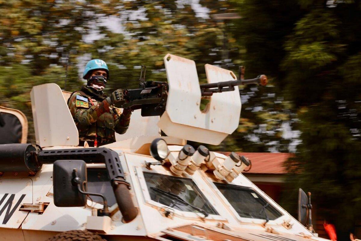 Un militaire armé est à bord d’un véhicule armé.