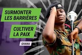 une femme casque bleu