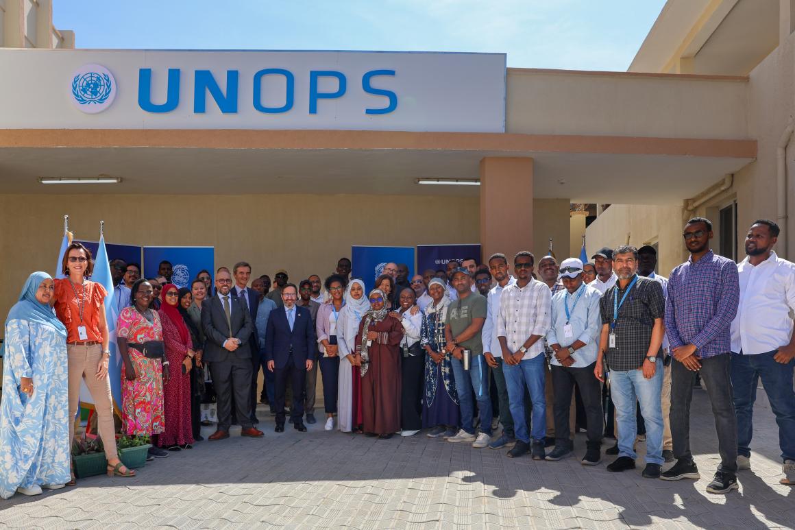 UNOPS Somalia staff in a group photograph with UN Under-Secretary-General and UNOPS Executive Director Jorge Moreira da Silva after the inauguration of the newly constructed UNOPS country office in Mogadishu, Somalia, on 13 April 2025.
